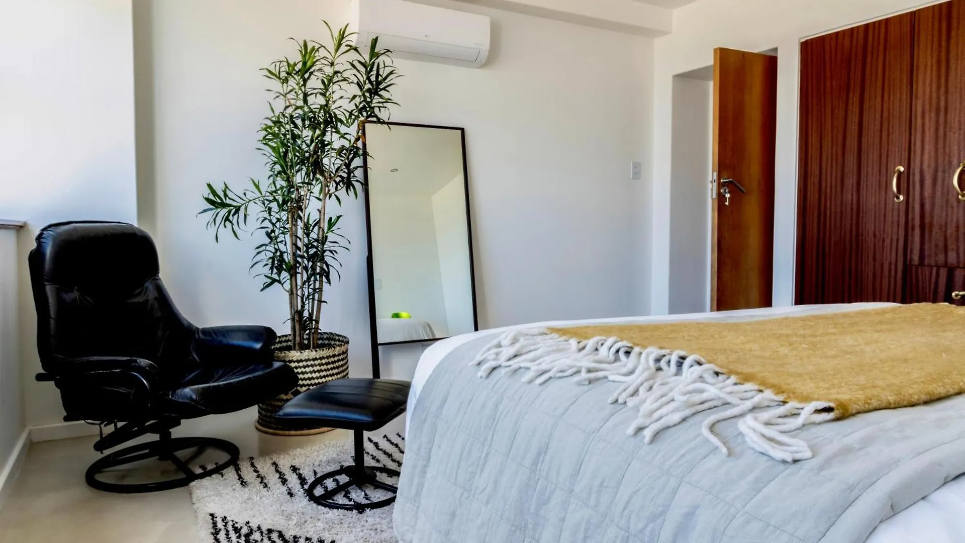 Newly Renovated 2 Bedroom, Central, Secure, Acs And Views! Cape Town Apartment