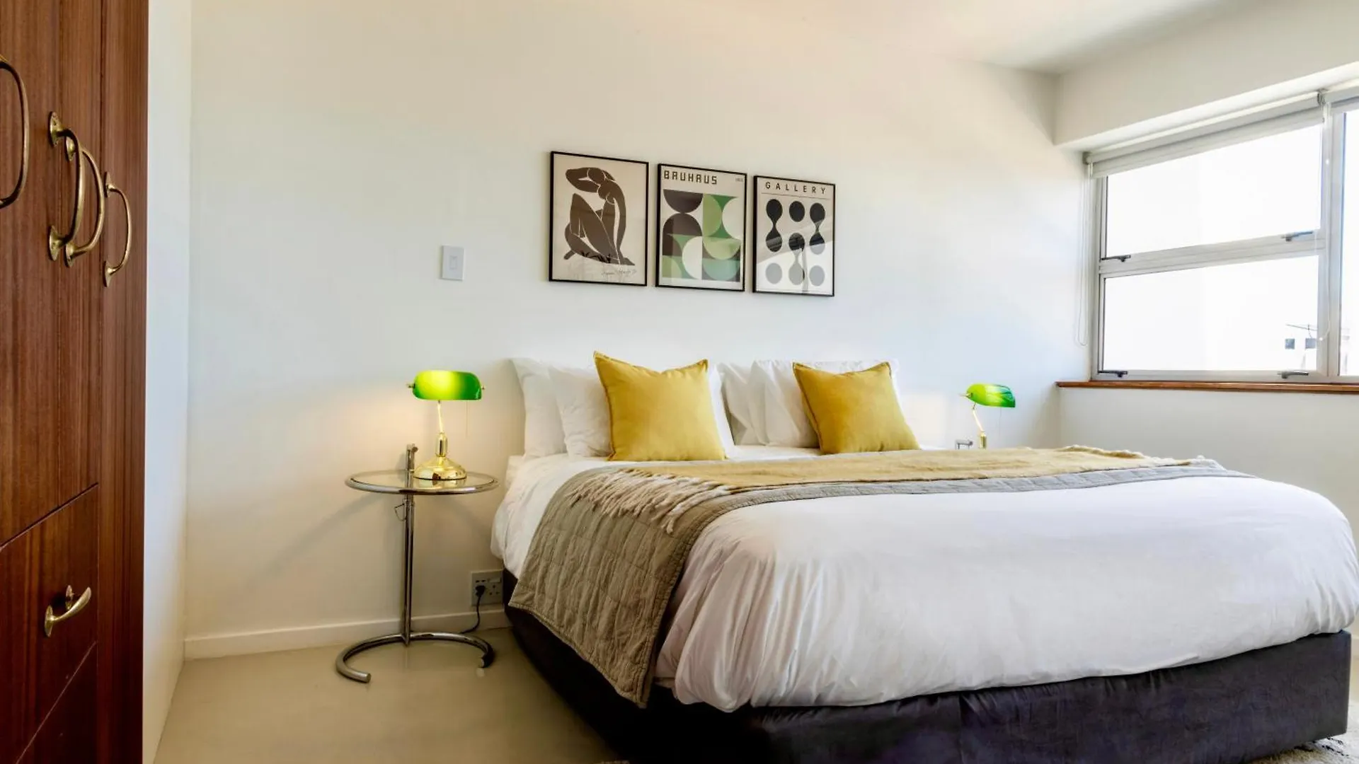 Apartment Newly Renovated 2 Bedroom, Central, Secure, Acs And Views! Cape Town South Africa