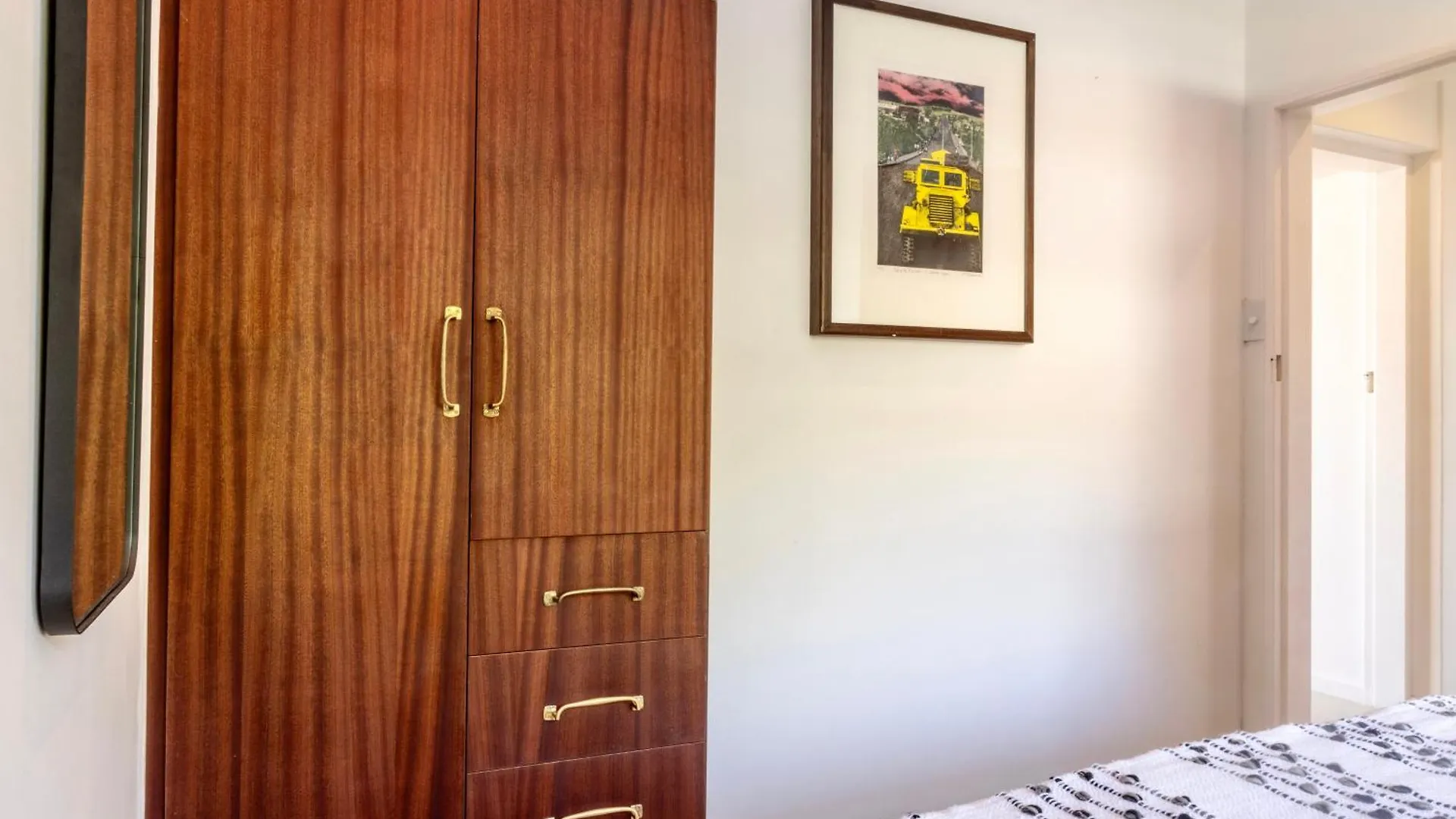 Newly Renovated 2 Bedroom, Central, Secure, Acs And Views! Cape Town