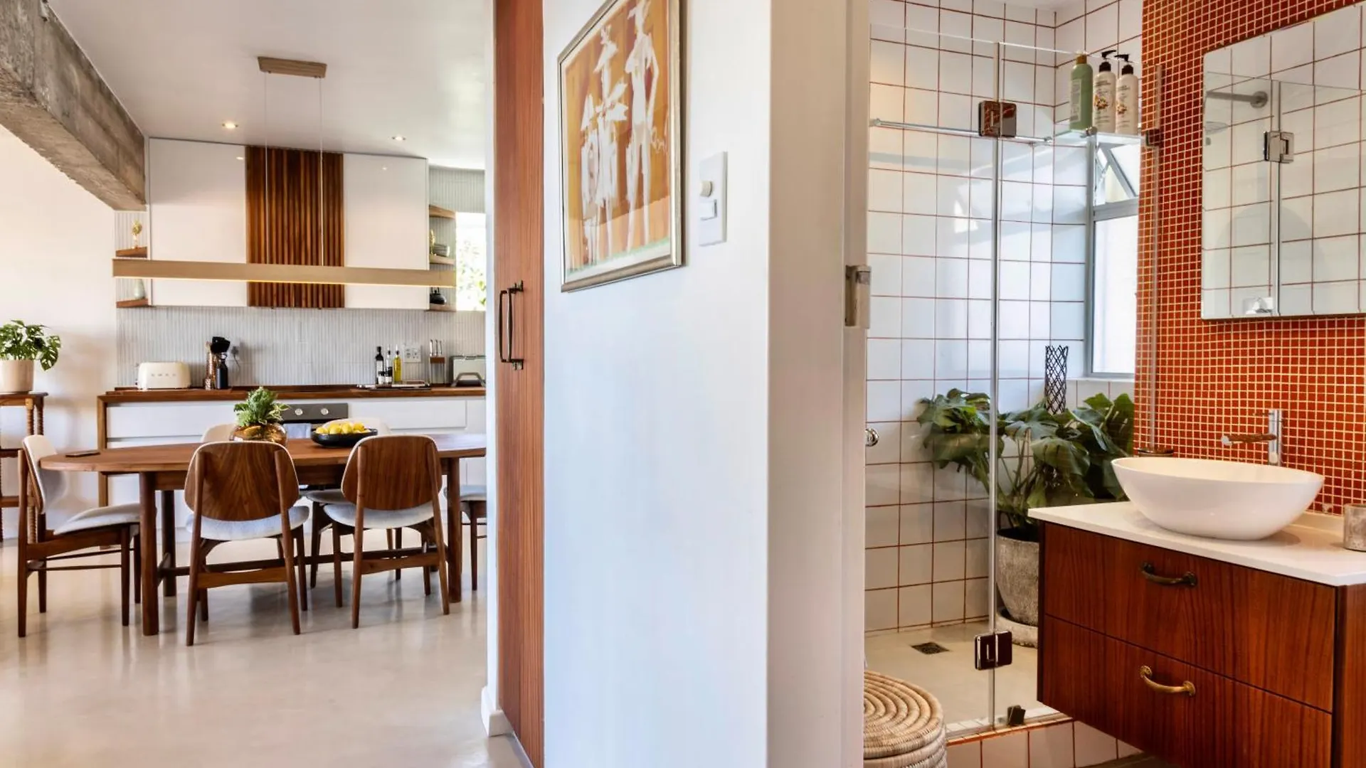Apartment Newly Renovated 2 Bedroom, Central, Secure, Acs And Views! Cape Town South Africa