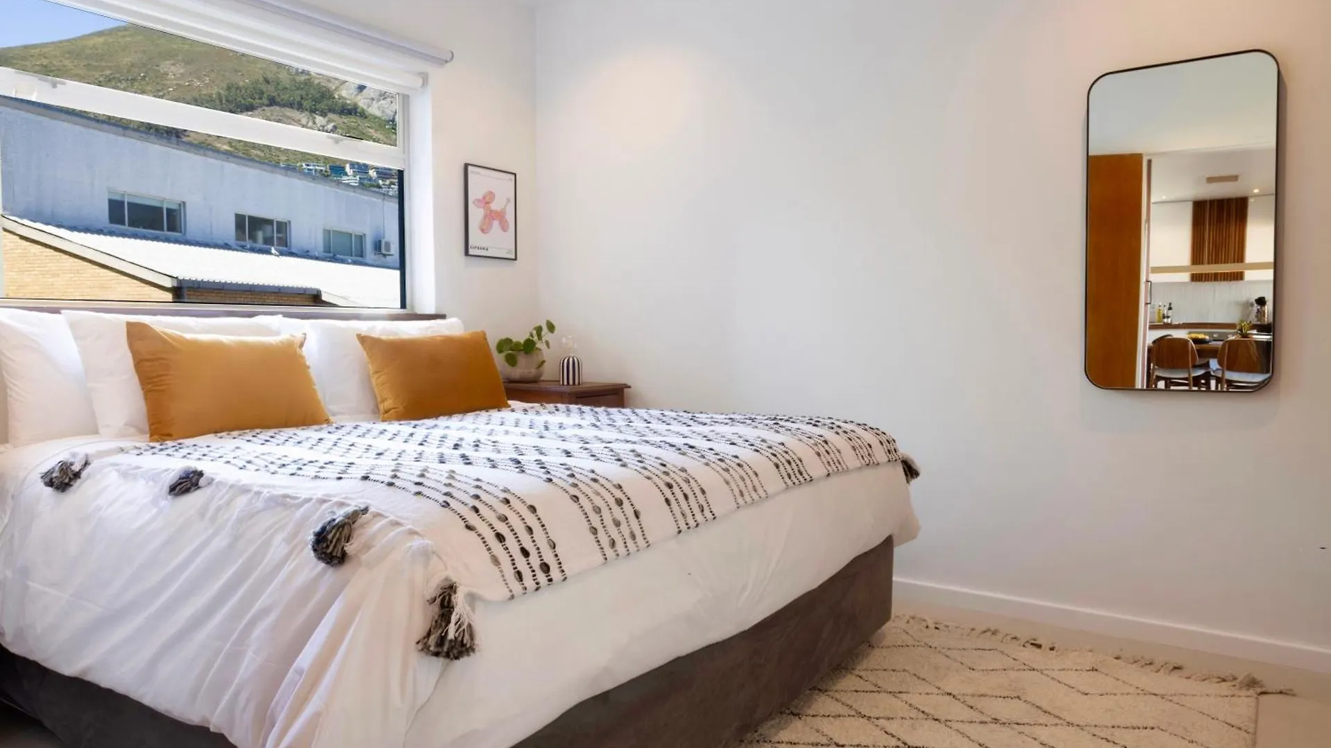 Newly Renovated 2 Bedroom, Central, Secure, Acs And Views! Cape Town